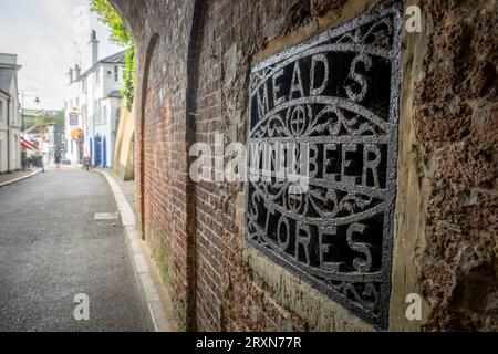 Reigate, Surrey, Großbritannien – 26. September 2023: Reigate Tunnel Road unter dem Schlosspark, die vom Bahnhof zur Hauptstraße führt Stockfoto