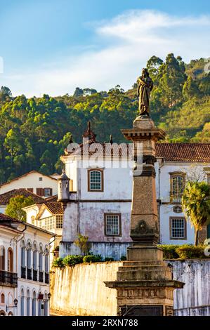 Denkmal zu Ehren von Tiradentes auf dem zentralen Platz der historischen Stadt Ouro Preto in Minas Gerais Stockfoto