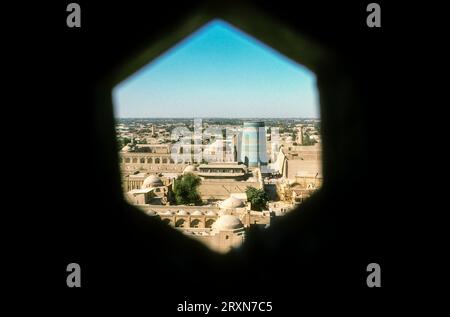 Das Archivbild aus den 1980er Jahren von einem Minarett der Dzhuma-Moschee zeigt einen halbhohen Blick auf das Kalta-Minar-Minarett in der Altstadt von Chiwa, Usbekistan. Stockfoto