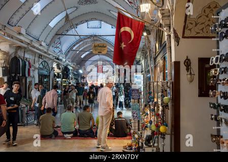 Muslimische Männer sitzen zum Mittagsgebet auf dem Großen Basar in Istanbul Türkei Stockfoto