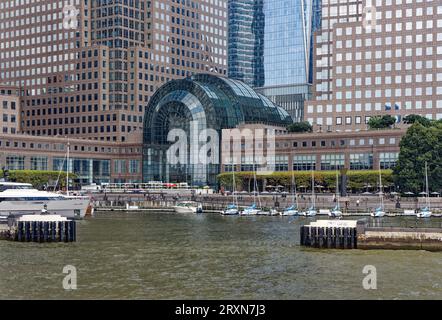 César Pelli entwarf den Brookfield Place Complex, der 1985 als World Financial Center eröffnet wurde und 2013 auf sechs Gebäude wuchs. Geschäfte, Restaurants, Büros. Stockfoto