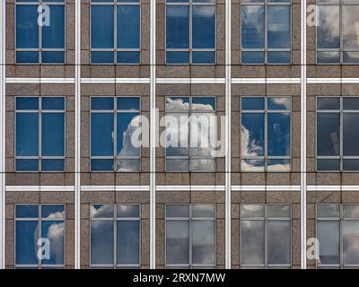 300 die Vesey Street, die Heimat der New York Mercantile Exchange, trat 2013 dem Brookfield Place bei. Die Granit- und Glasfassade spiegelt den Himmel wider. Stockfoto