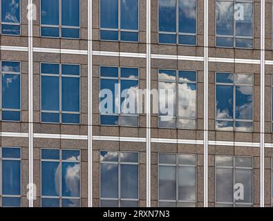 300 die Vesey Street, die Heimat der New York Mercantile Exchange, trat 2013 dem Brookfield Place bei. Die Granit- und Glasfassade spiegelt den Himmel wider. Stockfoto