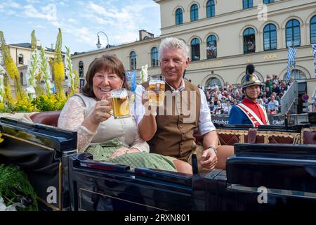 München, Trachten und Schuetzenzug beim 188. Münchner Oktoberfest auf der Theresienwiese, Oberbuergermeister Dieter Reiter mit Ehefrau Petra *** München, Trachtenkostüme und Schuetzenzugzug beim Münchner Oktoberfest 188 auf der Theresienwiese, Bürgermeister Dieter Reiter mit Ehefrau Petra Stockfoto