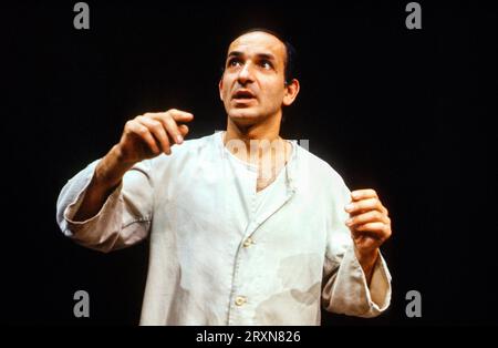 Ben Kingsley (Vukhov) im URTEIL von Barry Collins am Cottesloe Theatre, National Theatre (NT), London SE1 11/08/1977 Design: John Bury Lighting: Brian Ridley Regisseur: John Russell Brown Stockfoto