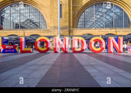 London, Großbritannien. 26. September 2023. Beefeater und Rachel Joy enthüllen die Installation und Promotion „London“ vor der King’s Cross Station. Quelle: Vuk Valcic/Alamy Live News Stockfoto