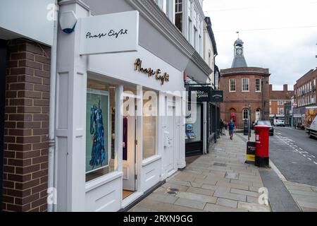 Reigate, Surrey, Großbritannien, 26. September 2023: Phase Acht-Geschäft in der Reigate High Street im Stadtzentrum. Stockfoto