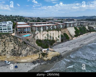 Blick aus der Vogelperspektive auf Del Mar Shores, kalifornische Küstenklippen und Haus mit blauem Pazifik. San Diego County, Kalifornien, USA Stockfoto