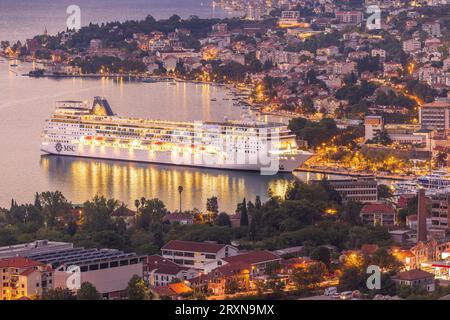 Panoramablick bei Nacht auf den Hafen von Kotor und die Altstadt von oben. Stockfoto