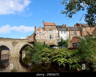 Durham, Großbritannien - 27. September 2023 : Heller Herbsttag im Stadtzentrum. Häuser am Flussufer. Stockfoto