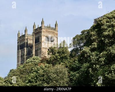 Durham, Großbritannien - 27. September 2023 : Heller Herbsttag im Stadtzentrum. Die Kathedrale. Stockfoto