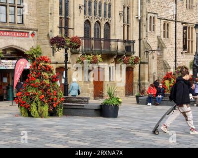 Durham, Großbritannien - 27. September 2023 : Heller Herbsttag im Stadtzentrum. Menschen und Geschäfte. Stockfoto