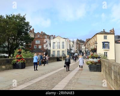 Durham, Großbritannien - 27. September 2023 : Heller Herbsttag im Stadtzentrum. Menschen und Geschäfte. Stockfoto