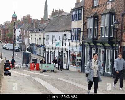 Durham, Großbritannien - 27. September 2023 : Heller Herbsttag im Stadtzentrum. Menschen und Geschäfte. Stockfoto