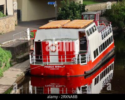 Durham, Großbritannien - 27. September 2023 : Heller Herbsttag im Stadtzentrum. Prince Bishop River Cruiser auf dem Fluss Wear. Stockfoto