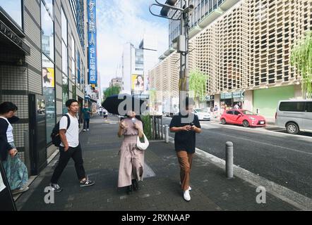 Die Menschen kommen aus einem Ausgang am Shimbashi-Bahnhof in Tokio, Japan Stockfoto