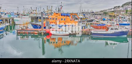 Boote, einschließlich eines Rettungsbootes, legten im Fischerhafen Newlyn, Cornwall, England, an. Stockfoto