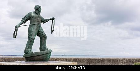 Gedenkstatue für Fischer, die vom Hafen von Newlyn, Cornwall, England, aus arbeiten. Stockfoto