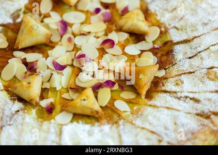 Marokkanische pastilla mit Huhn und Mandeln Stockfoto