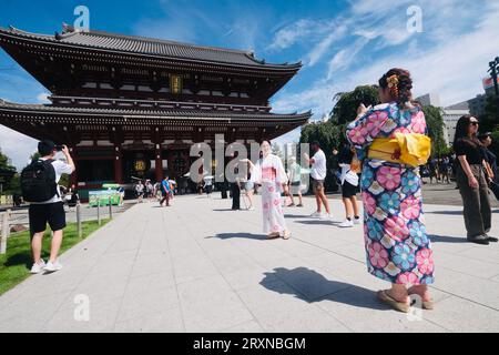Junge japanische Frauen in Kimonos ziehen durch Asakusa, Tokio, Japan Stockfoto