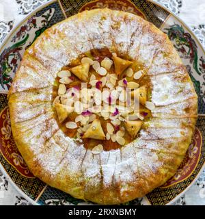 Marokkanische pastilla mit Huhn und Mandeln Stockfoto