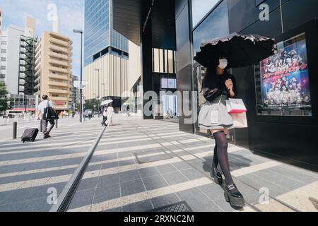 Ein modebewusstes japanisches Mädchen spaziert auf dem Bürgersteig in Ikebukuro, Tokio, Japan Stockfoto