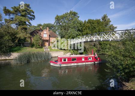 Boot unter der Little Wittenham Bridge mit dem Lock-Keeper's Cottage auf der Themse, Little Wittenham, Oxfordshire, England, Vereinigtes Königreich Stockfoto