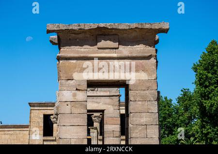 MADRID, SPANIEN - 8. JULI 2023: Der Tempel von Debod ist ein altägyptischer Tempel, der am 8. Juli 2023 im Zentrum von Madrid, Spanien, wiederaufgebaut wurde Stockfoto