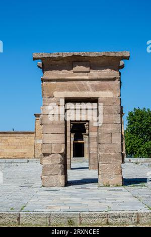 MADRID, SPANIEN - 8. JULI 2023: Der Tempel von Debod ist ein altägyptischer Tempel, der am 8. Juli 2023 im Zentrum von Madrid, Spanien, wiederaufgebaut wurde Stockfoto