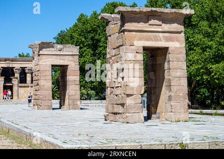 MADRID, SPANIEN - 8. JULI 2023: Der Tempel von Debod ist ein altägyptischer Tempel, der am 8. Juli 2023 im Zentrum von Madrid, Spanien, wiederaufgebaut wurde Stockfoto