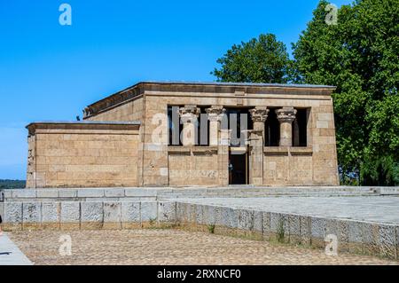 MADRID, SPANIEN - 8. JULI 2023: Der Tempel von Debod ist ein altägyptischer Tempel, der am 8. Juli 2023 im Zentrum von Madrid, Spanien, wiederaufgebaut wurde Stockfoto