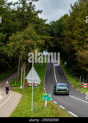 Nijmegen, Niederlande. September 2023. Man sieht einen Mann auf einem der Hügel in der Gegend laufen. Mit der Ankunft im Herbst an diesem Wochenende können die Menschen warme Temperaturen auf dem Land genießen, indem sie mit dem Fahrrad fahren oder entlang der Deiche und Wälder wandern. Auch landwirtschaftliche Nutztiere genießen die Weide. (Foto: Ana Fernandez/SOPA Images/SIPA USA) Credit: SIPA USA/Alamy Live News Stockfoto