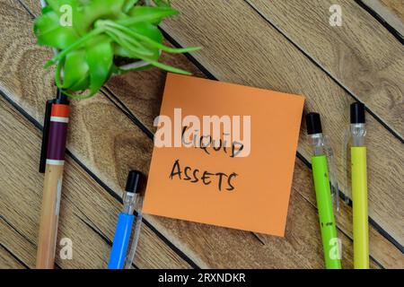Konzept der liquiden Aktiva Schreiben Sie auf Haftnotizen, die auf einem Holztisch isoliert sind. Stockfoto