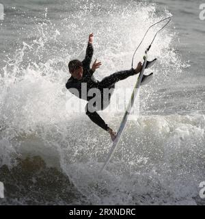 Surfer Patrick Langdon Dark tritt bei der walisischen Pause auf, um sich für die Olympischen Spiele 2024 in Paris zu entscheiden Stockfoto