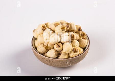 Getrocknete Lotussamen oder Lotusnüsse (lat.Nelumbo nucifera). Wird in der asiatischen Küche und in der traditionellen Medizin verwendet. Stockfoto