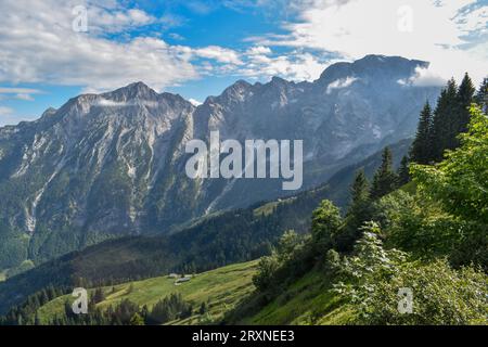 Blick von der Rossfeld Panoramastraße bei Berchtesgaden auf die hohe Goell und die Kuchler Goell, Berchtesgadener Alpen, Bayern, Deutschland Stockfoto