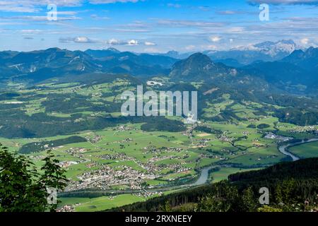 Blick von der Rossfeld Panoramastraße bei Berchtesgaden nach Kuchl im Salzachtal, Dachstein im Hintergrund, Salzburger Land, Österreich Stockfoto