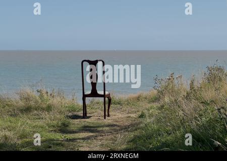 Ein idealer Ort für eine ruhige Einkehr mit Blick auf das Meer mit einer Yacht am Horizont. Stockfoto
