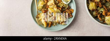 Köstliche herzhafte Abendessen oder Mittagessen, gebratene junge Kartoffeln mit Waldpilzen Chanterelles mit Dill, gekochte Eier, saisonale Speisen Stockfoto