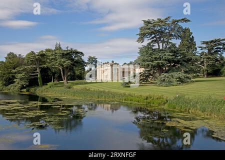 Das Herrenhaus Compton Verney aus dem 18. Jahrhundert wurde von Robert Adam erbaut und ist heute eine unabhängige nationale Kunstgalerie und ein See in einer Capability Brown Landschaft Stockfoto