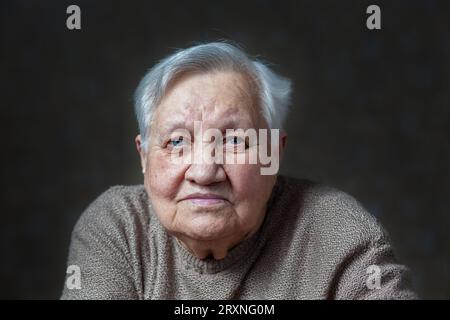 Porträt einer älteren, lächelnden Frau im Studio Stockfoto