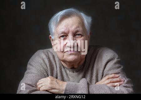 Porträt einer älteren, lächelnden Frau im Studio Stockfoto