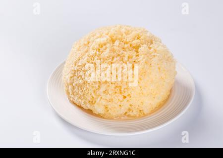 Frischer weißer Pilz (Tremella fuciformis) auf Bambushintergrund Stockfoto