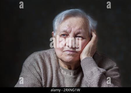 Porträt einer älteren Frau im Studio, Nahaufnahme Stockfoto