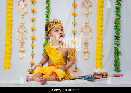 Ein entzückendes Kind, das als hinduistischer Gott krishna gekleidet ist, anlässlich des in indien gefeierten Jammashtami Stockfoto