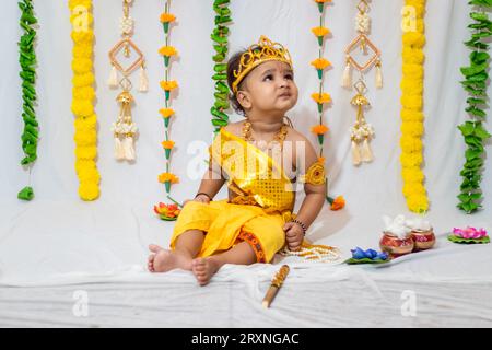 Ein entzückendes Kind, das als hinduistischer Gott krishna gekleidet ist, anlässlich des in indien gefeierten Jammashtami Stockfoto