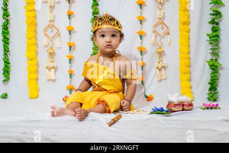 Ein entzückendes Kind, das als hinduistischer Gott krishna gekleidet ist, anlässlich des in indien gefeierten Jammashtami Stockfoto