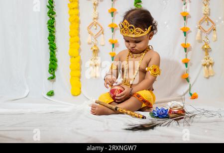 Ein entzückendes Kind, das als hinduistischer Gott krishna gekleidet ist, anlässlich des in indien gefeierten Jammashtami Stockfoto