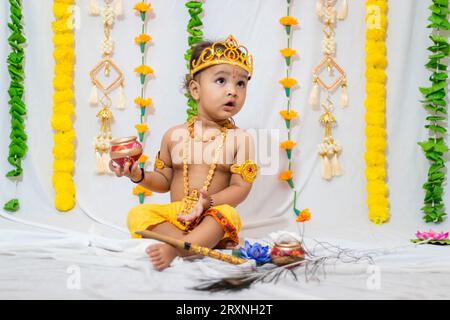 Ein entzückendes Kind, das als hinduistischer Gott krishna gekleidet ist, anlässlich des in indien gefeierten Jammashtami Stockfoto