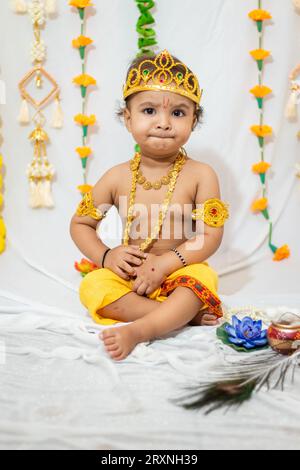 Ein entzückendes Kind, das als hinduistischer Gott krishna gekleidet ist, anlässlich des in indien gefeierten Jammashtami Stockfoto